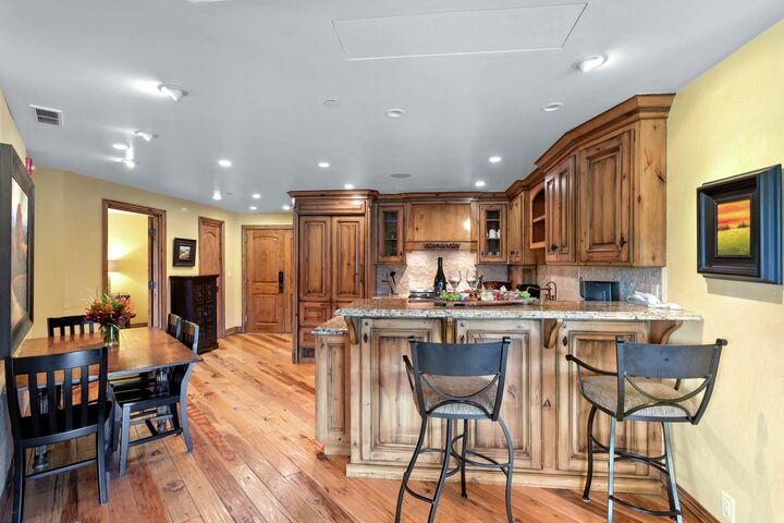 #305 - Dining Area & Kitchen