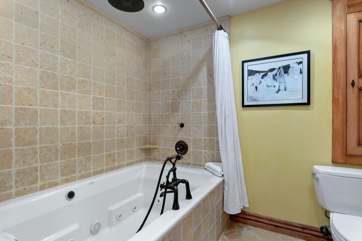 #305 - Ensuite Bathroom
