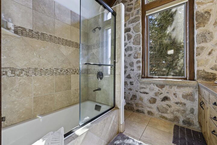 11 Bdrm 9.5 Bath HT - Ensuite Bathroom