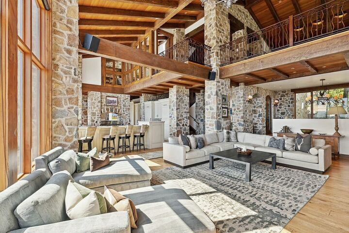 11 Bdrm 9.5 Bath HT - Living Area