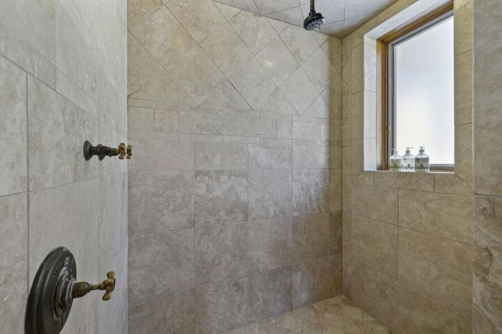 11 Bdrm 9.5 Bath HT - Master Ensuite Bathroom