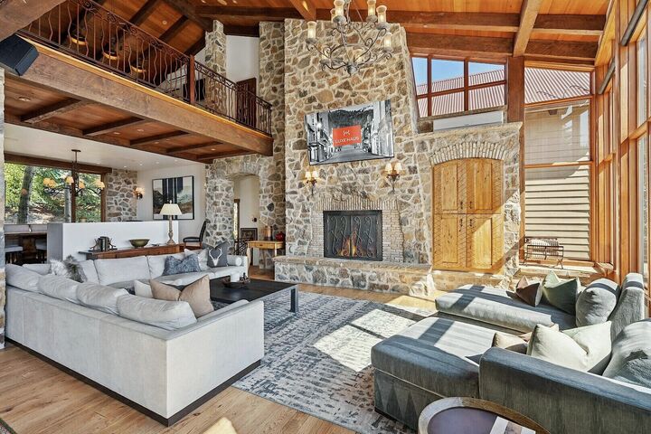 11 Bdrm 9.5 Bath HT - Living Area