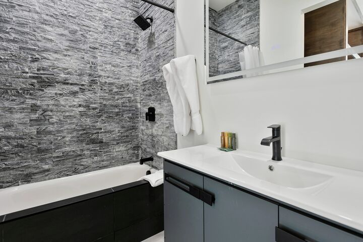 6 Bdrm 5.5 Bath HT - Ensuite Bathroom