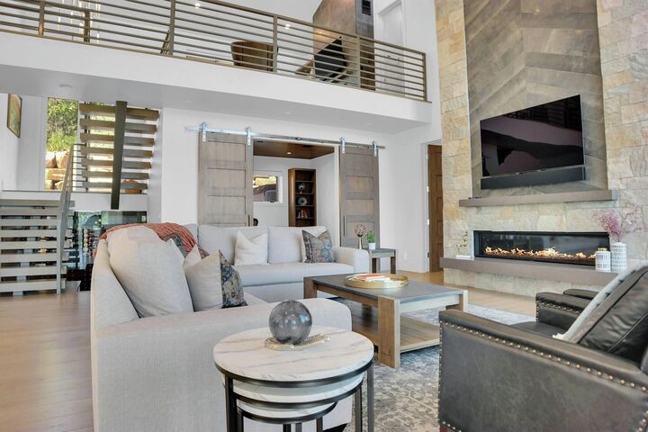 5 Bdrm 6.5 Bath HT - Living Area