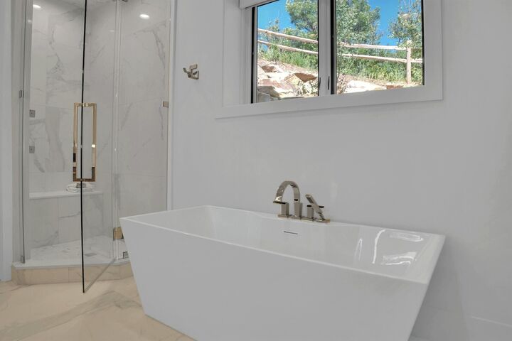 5 Bdrm 6.5 Bath HT - Master Ensuite Bathroom