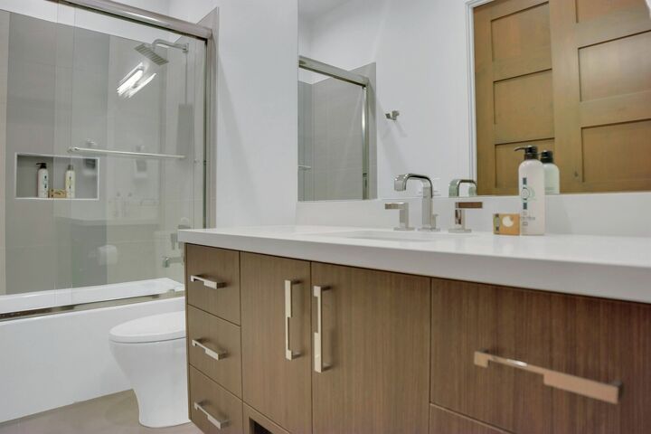 5 Bdrm 6.5 Bath HT - Ensuite Bathroom