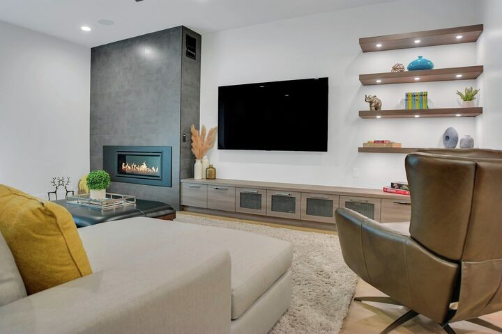 5 Bdrm 6.5 Bath HT - Family Room