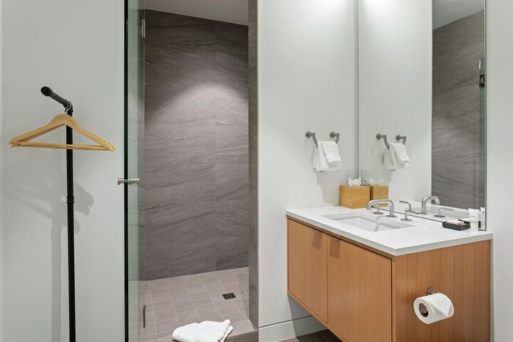 #1504 - Den Ensuite Bathroom