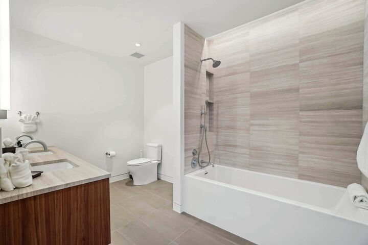 #2304 - Master Ensuite Bathroom