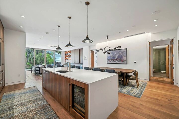 #2405 - Kitchen & Dining Area