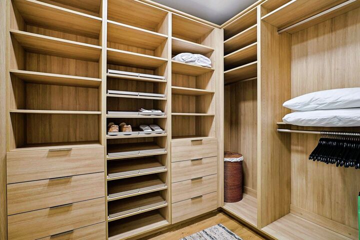 #2502 - Master Walk-in Closet