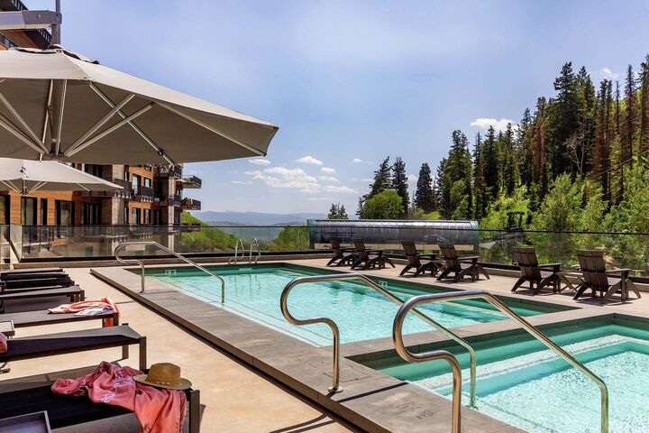 Outdoor Pool & Hot Tub