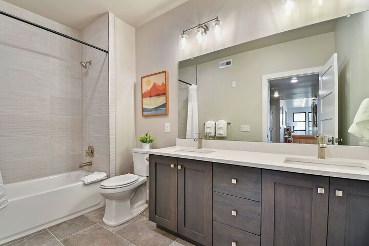 B5 - #203 - Bathroom