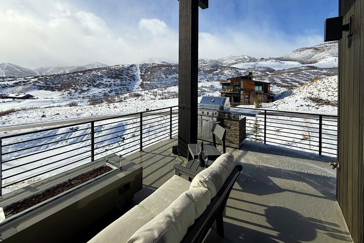 4 Bdrm 4.5 Bath HT - Balcony