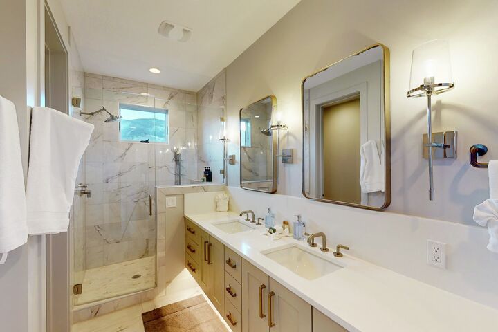 4 Bdrm 4.5 Bath HT - Master Ensuite Bathroom