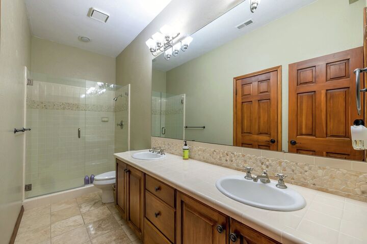 5 Bdrm 4.5 Bath HT - Ensuite Bathroom