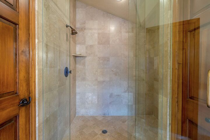 5 Bdrm 4.5 Bath HT - Master Ensuite Bathroom