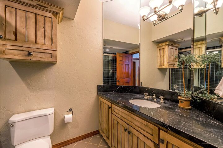 5 Bdrm 4.5 Bath HT - Ensuite Bathroom