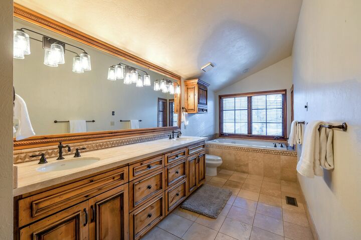 5 Bdrm 4.5 Bath HT - Master Ensuite Bathroom
