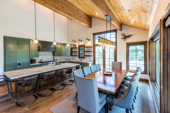 6 Bdrm 6.5 Bath HT - Dining Area & Kitchen
