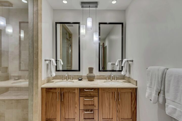 5 Bdrm 5.5 Bath HT - Ensuite Bathroom