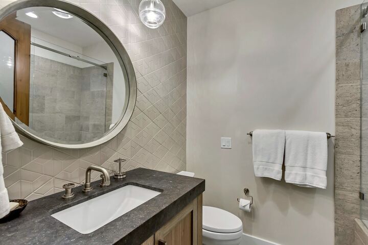 5 Bdrm 5.5 Bath HT - Ensuite Bathroom