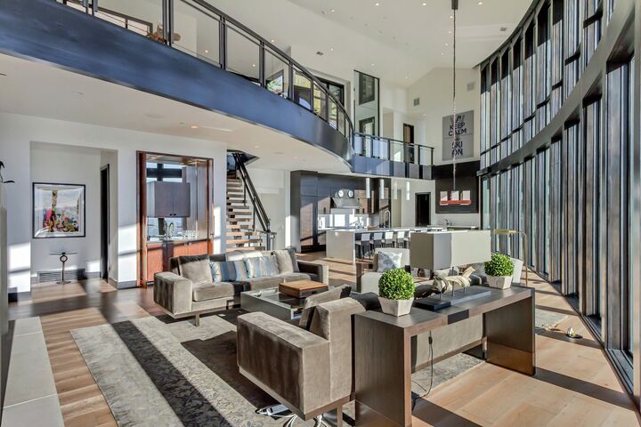 6 Bdrm 6.5 Bath HT - Living Area, Dining Area & Kitchen