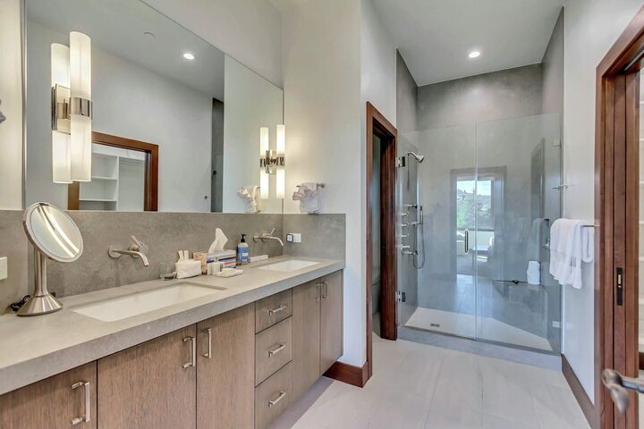 7 Bdrm 6.5 Bath HT - Ensuite Bathroom