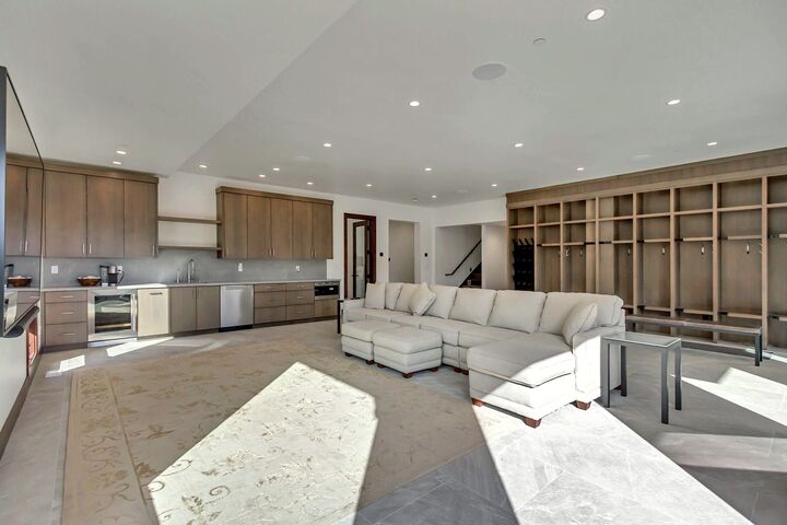 7 Bdrm 6.5 Bath HT - Second Living Area & Ski Storage Area