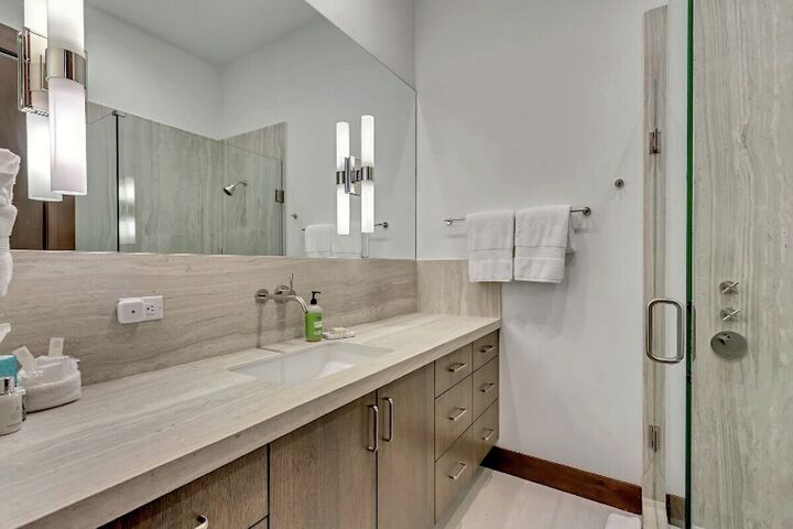 7 Bdrm 6.5 Bath HT - Bathroom