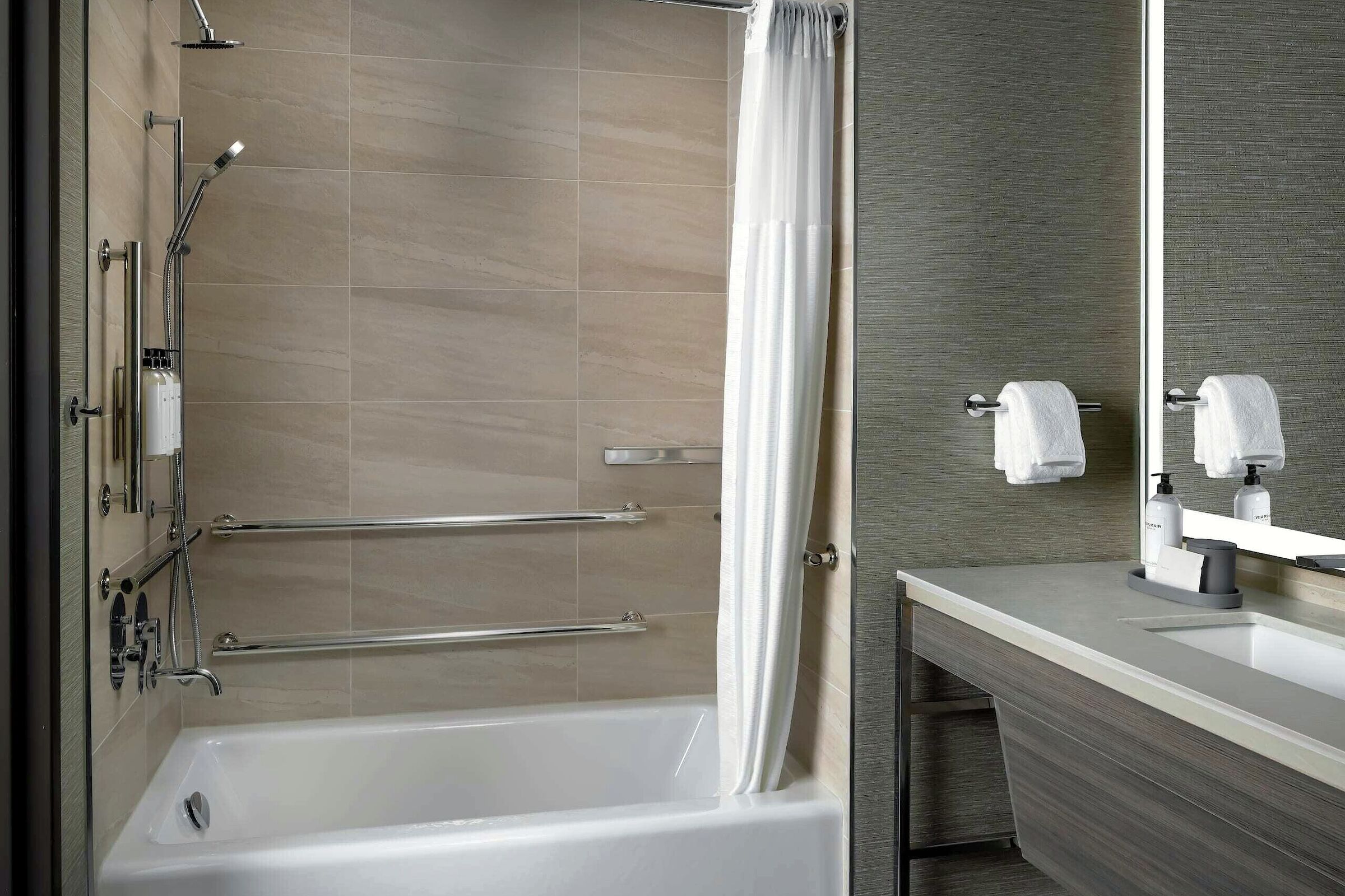 2 Queens - Studio Bathroom
