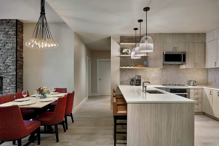 Mountainside - Dining Area & Kitchen
