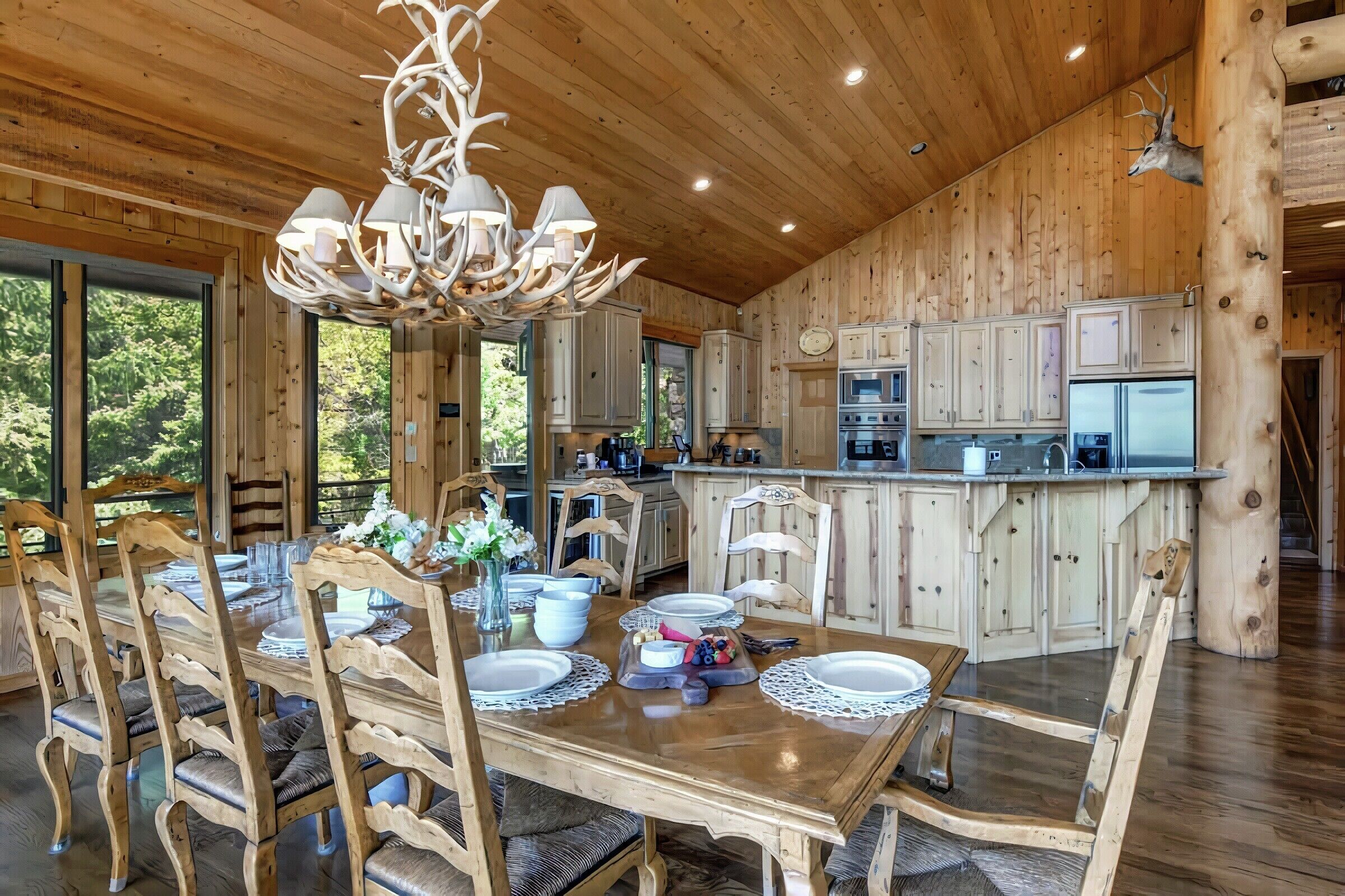 6 Bdrm 6 Bath HT - Dining Area & Kitchen
