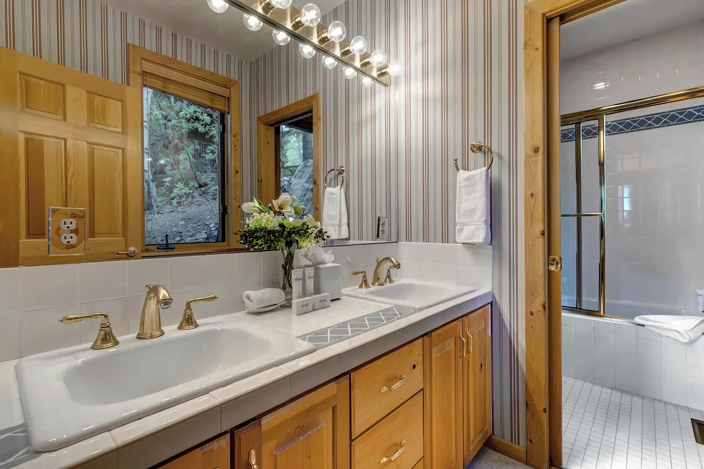 6 Bdrm 6 Bath HT - Ensuite Bathroom