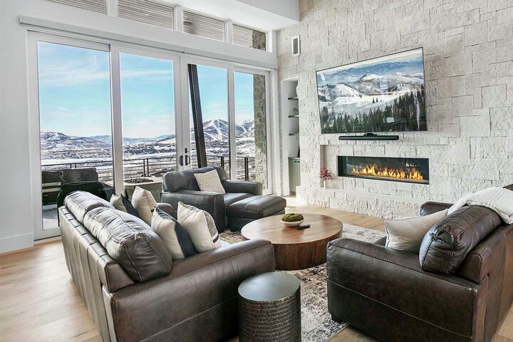 6 Bdrm 5.5 Bath HT - Living Area