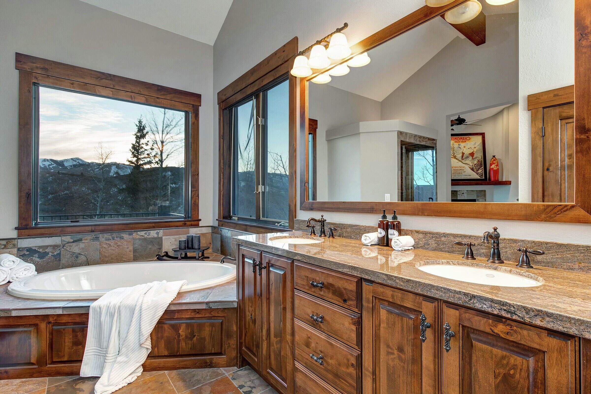 5 Bdrm 4.5 Bath HT - Master Ensuite Bathroom