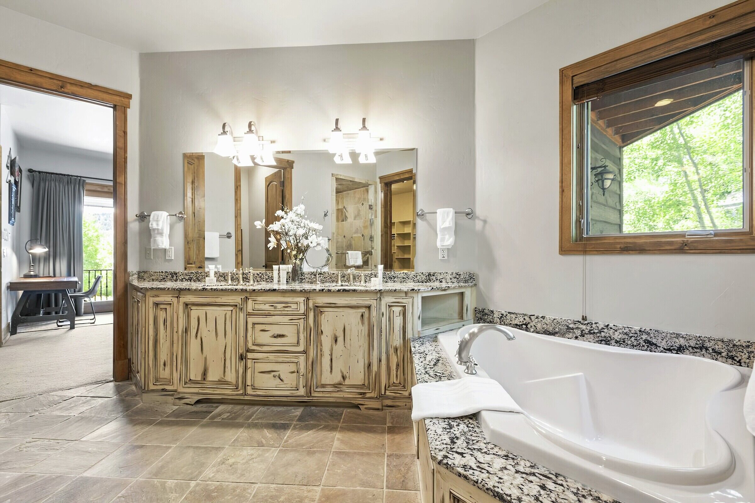 5 Bdrm 5.5 Bath HT - Ensuite Bathroom