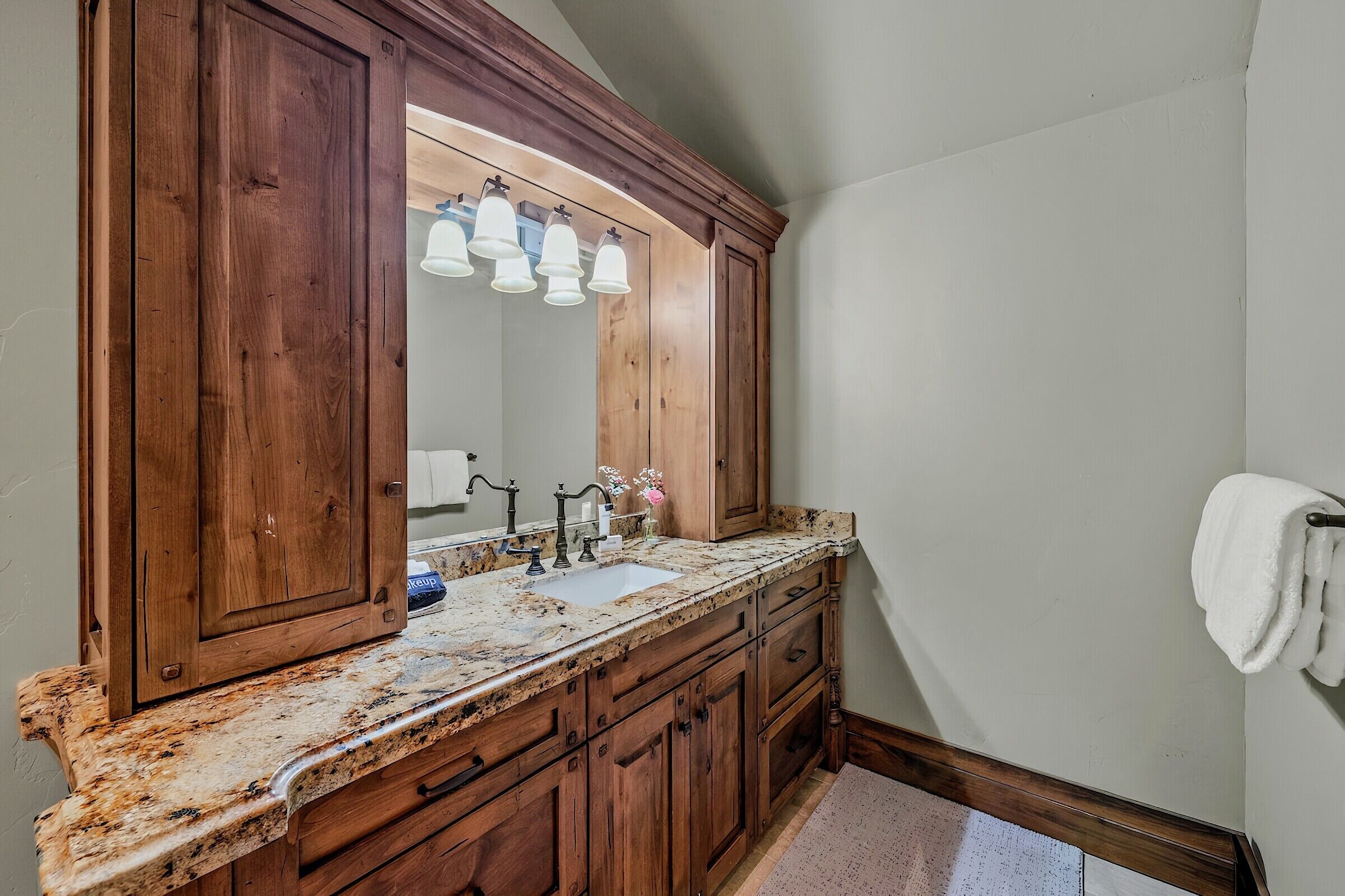 5 Bdrm 6.5 Bath HT - Master Ensuite Bathroom