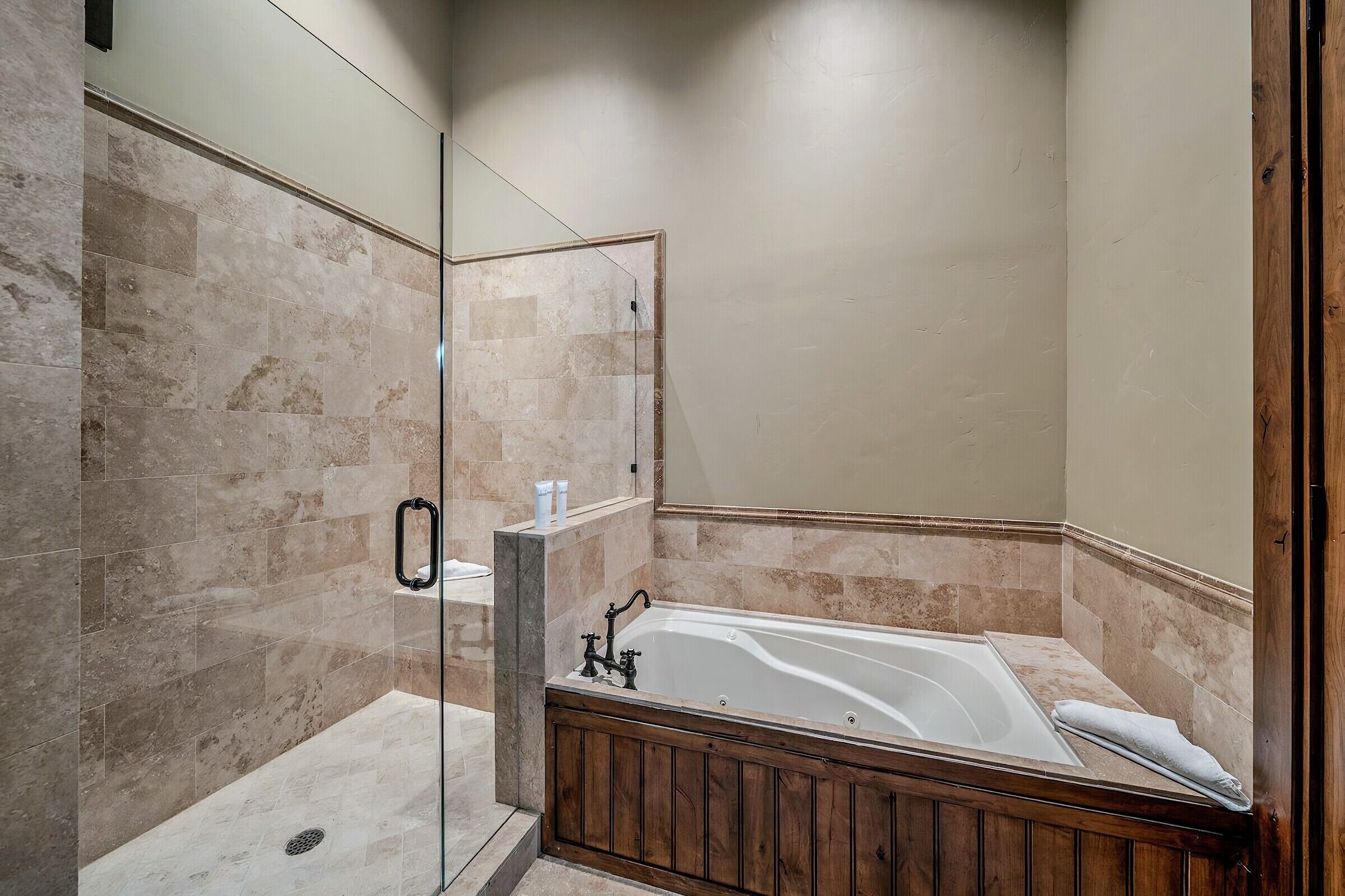5 Bdrm 6.5 Bath HT - Master Ensuite Bathroom