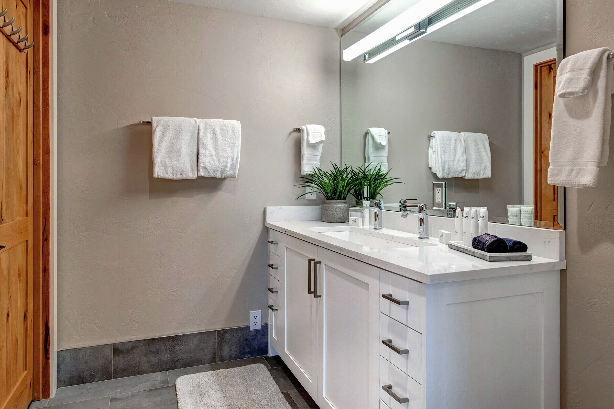 6 Bdrm 6 Bath HT - Ensuite Bathroom