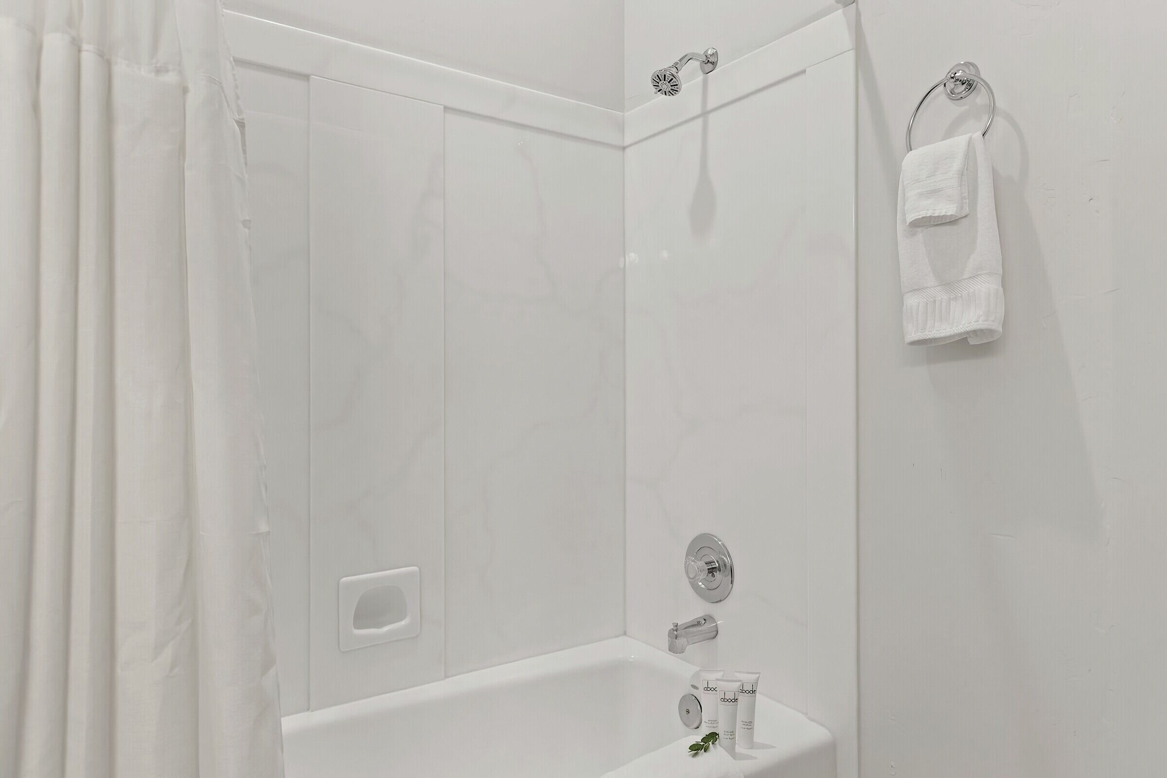 6 Bdrm 5.5 Bath HT - Ensuite Bathroom
