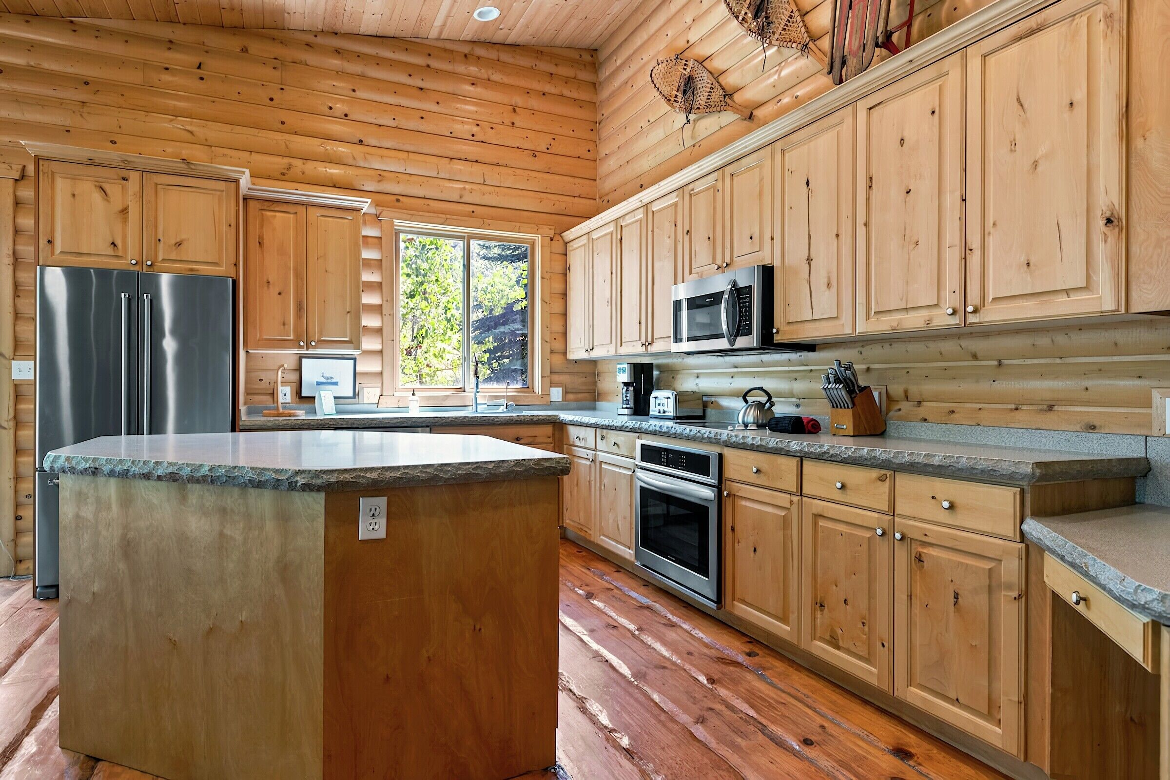 6 Bdrm 5.5 Bath HT - Kitchen