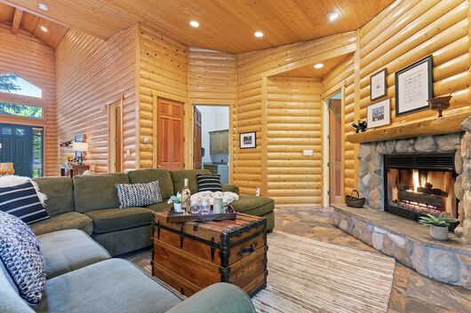 6 Bdrm 5.5 Bath HT - Living Area