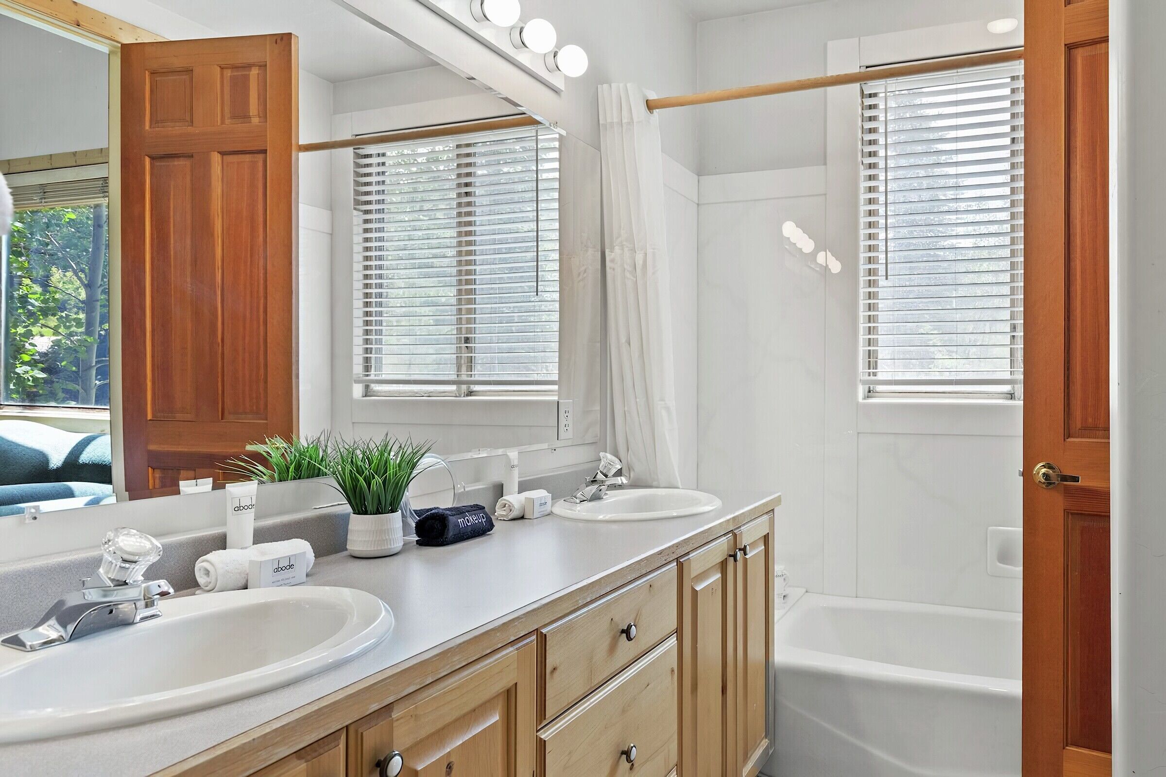 6 Bdrm 5.5 Bath HT - Ensuite Bathroom