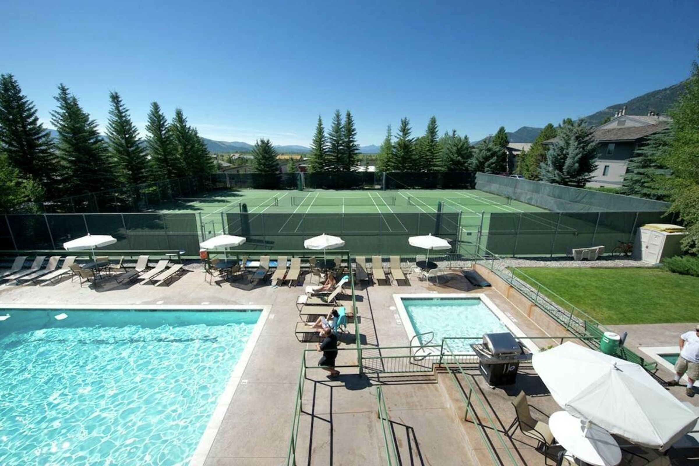 Swimming Pool & Hot Tub