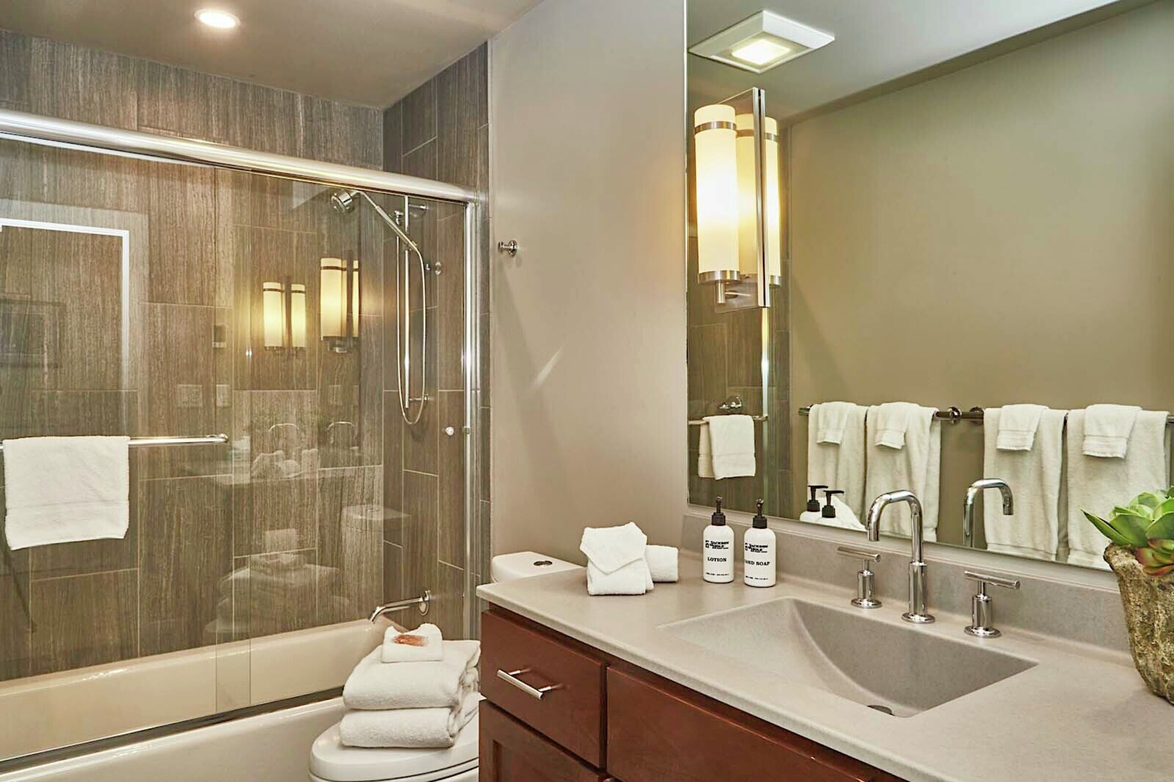 Four Seasons 1 #8 - Bathroom