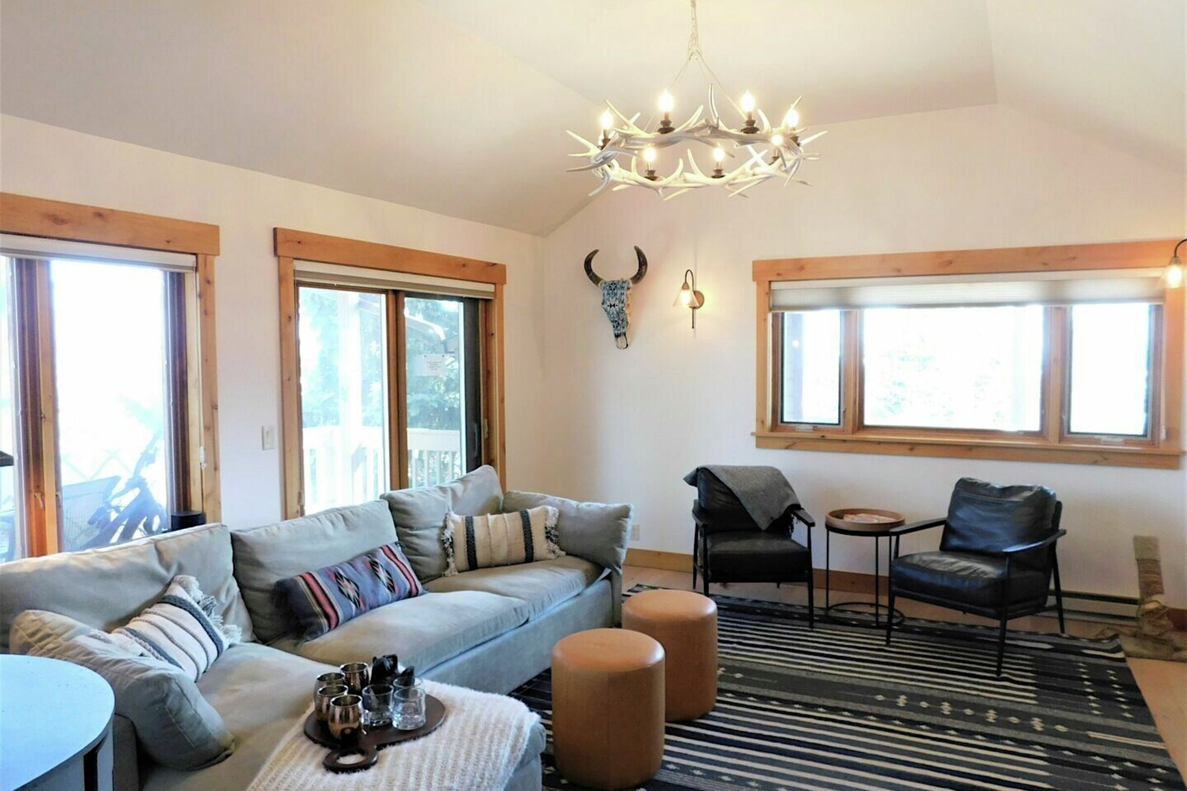 Teewinot B4 - Living Room