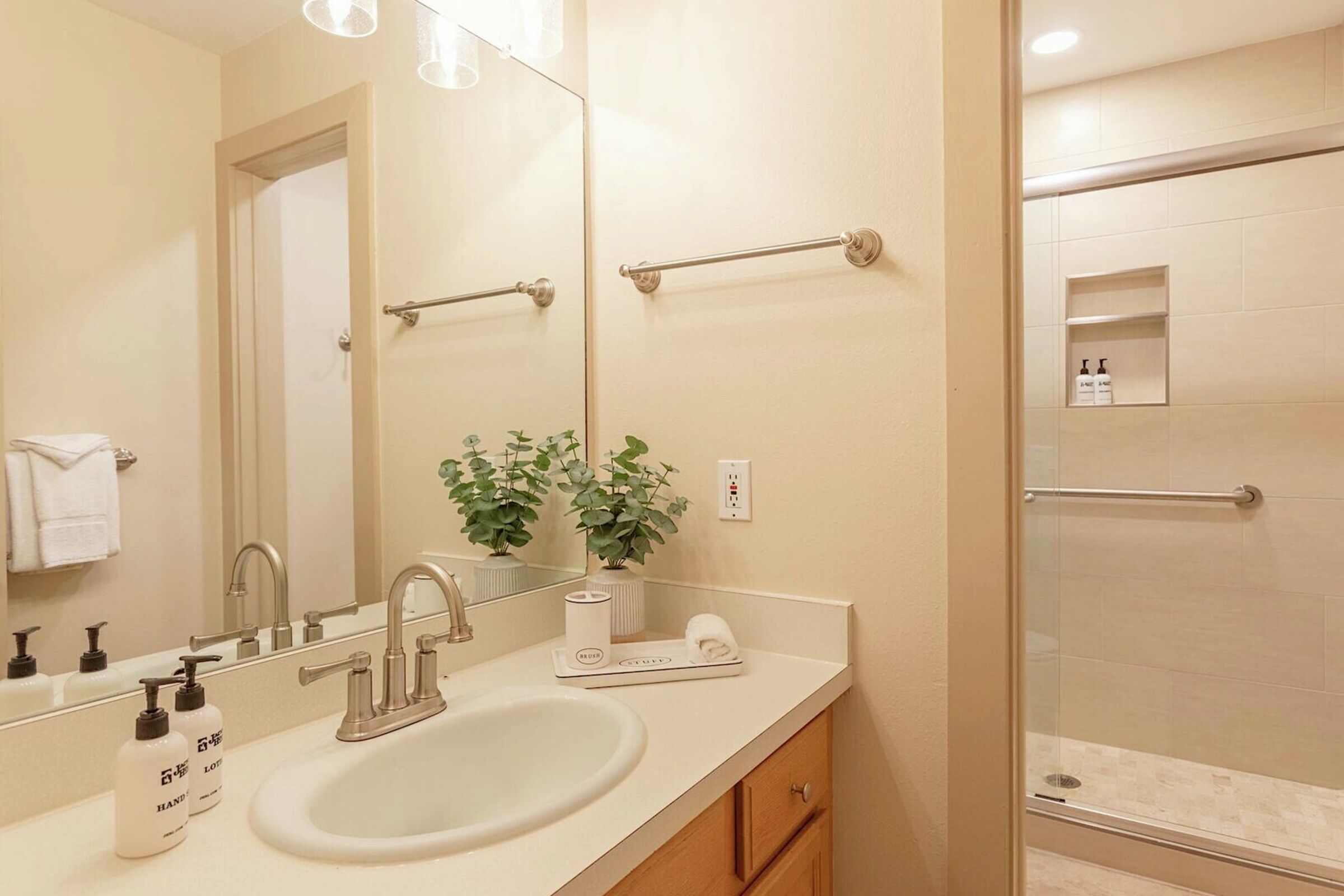 Sleeping Indian W12 - Studio Bathroom