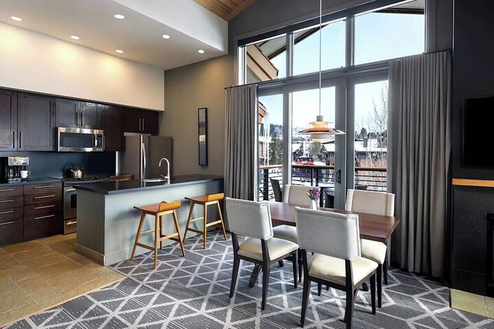 Dining Area & Kitchen
