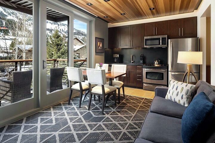 Dining Area & Kitchen